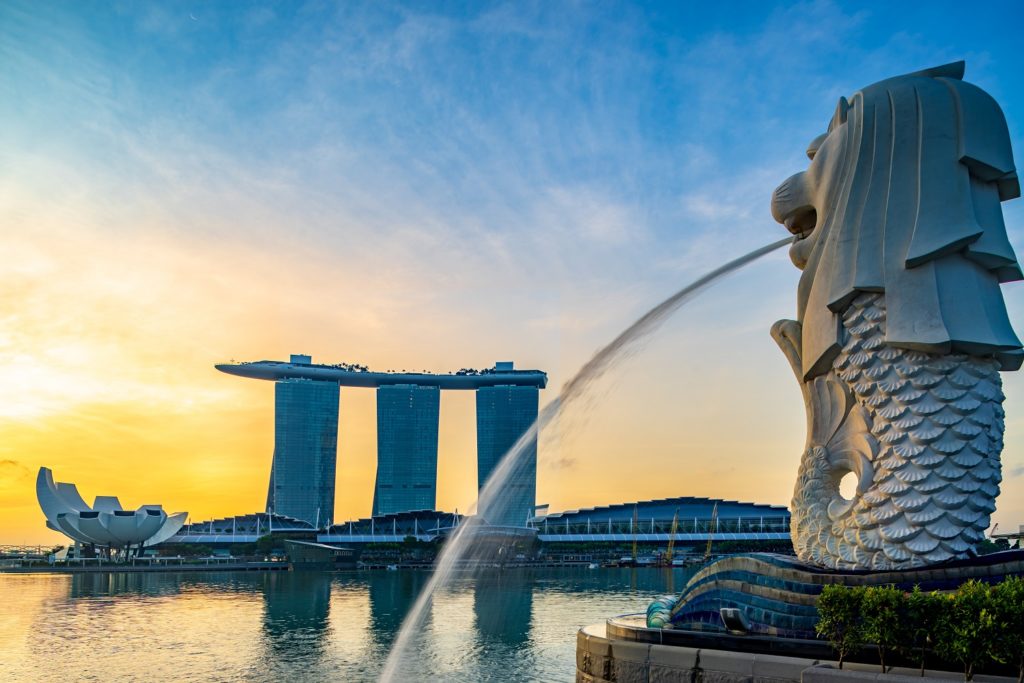 merlion statue facing marina bay sands hotel-singapore